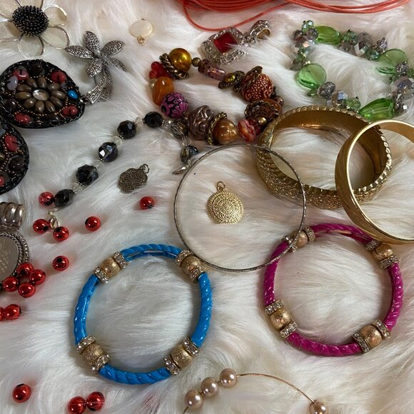 Fashion Costume Bracelets and Pendents Mixed Jewlery Lot of 17 - Picture 7 of 7